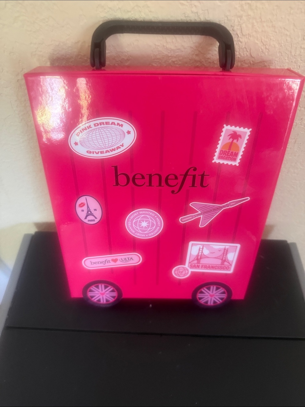 Ultra Pink Vibrant Pink Travel-Inspired Body Care Set